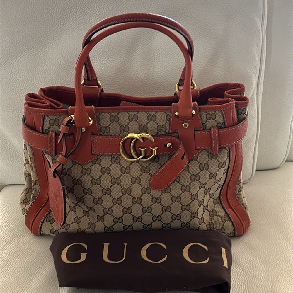 Gucci Authentic Hanbag in perfect condition, like brand new. 14 1/2 by 9.